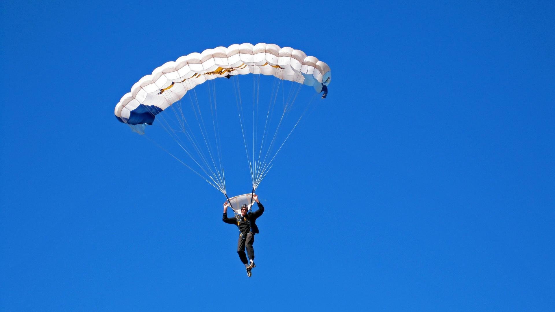 球场维修工匠日常揭秘:保障比赛顺利进行,篮球场地维修